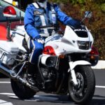 白バイ隊員も拳銃を右腰に警棒を左腰に装着する