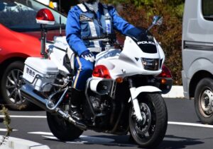 白バイ隊員も拳銃を右腰に警棒を左腰に装着する