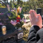 お墓参りのお供え物は開けるのがマナーだった件