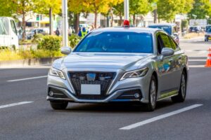 覆面パトカーの見分け方で後方からの確認ポイント