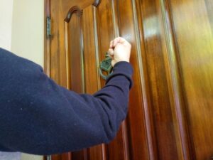 受信契約を確認する人を「NHK集金人」と呼ぶ理由