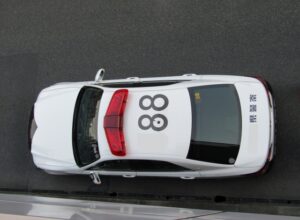 パトカーの赤色灯がブーメラン型になるまでの歴史