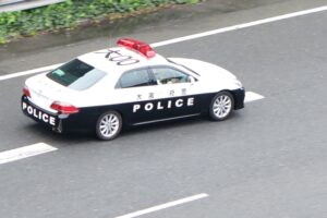 パトカーの赤色灯はじつはブーメラン型だった？