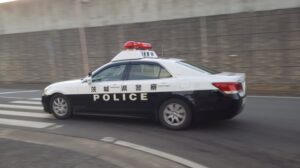 パトカーのサイレン音は4秒と8秒で緊急度が違う