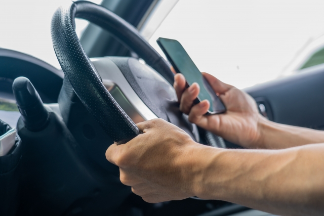 運転中のスマホ「携帯電話使用等違反」の範囲は？
