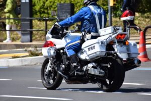 白バイ隊員は取り締まり中も拳銃を装着している？