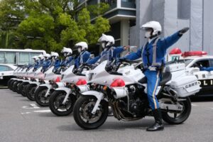 交通機動隊の制服は上下セットで1着2万7000円する？