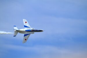 ブルーインパルスのスモークが右にズレてる理由