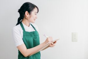 盗聴器がコンセント付近に仕掛けられる理由とは