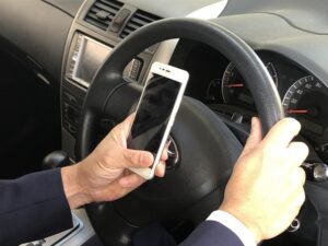 スマホながら運転で交通違反にならないケースとは