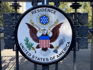 外交官が乗る「青ナンバー」は駐車違反し放題か？