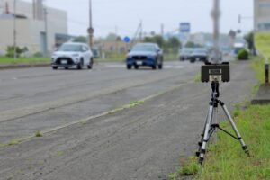 警察のネズミ捕りは気づいて減速しても間に合う？