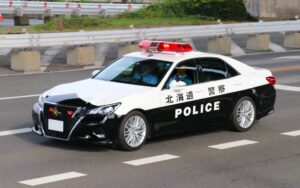 パトカーの最高速度に制限アリ？ナシ？を見分ける方法
