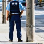 警察官の装備品は「右が拳銃で左が警棒」が決まり