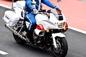 白バイ隊員はどこに拳銃や手錠を装備して走行する？