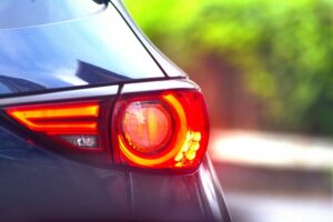 ウインカーの出し方を間違えると交通違反になる？