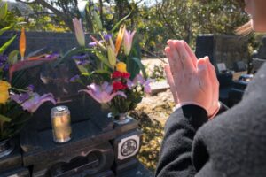 お墓参りのお供え物は開けるのがマナーだった件