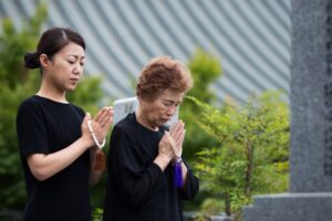 お墓で写真を撮ると心霊写真になる？ならない？