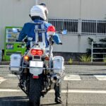 白バイが取り締まりで待機する違反がおこる交差点