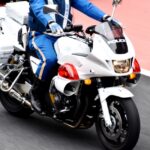 白バイ隊員はどこに拳銃や手錠を装備して走行する？