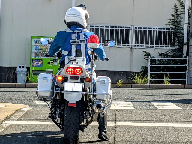 白バイ隊員が待ち伏せする交通違反しやすい信号とは?
